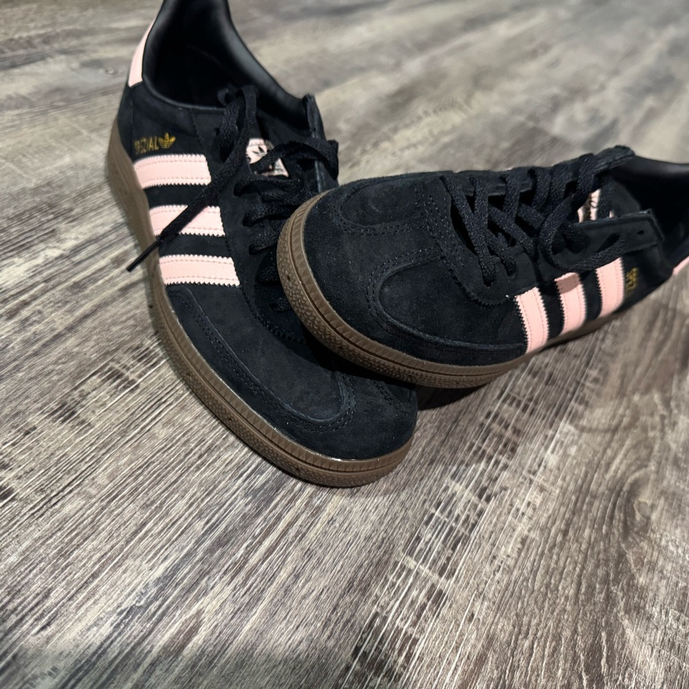 Adidas Handball Spezial W in Black and Ice Pink